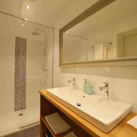 Charming Fens Family Home, Cleaning Included بيت للعطل *