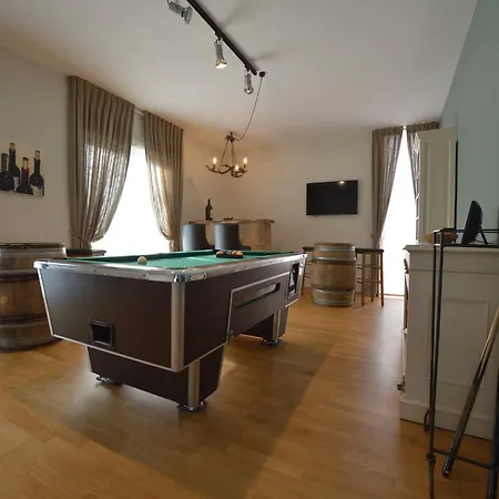 Charming Fens Family Home, Cleaning Included بيت للعطل وايمس