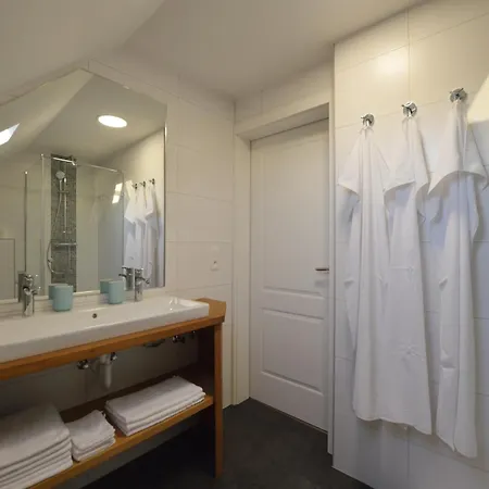Charming Fens Family Home, Cleaning Included بيت للعطل *