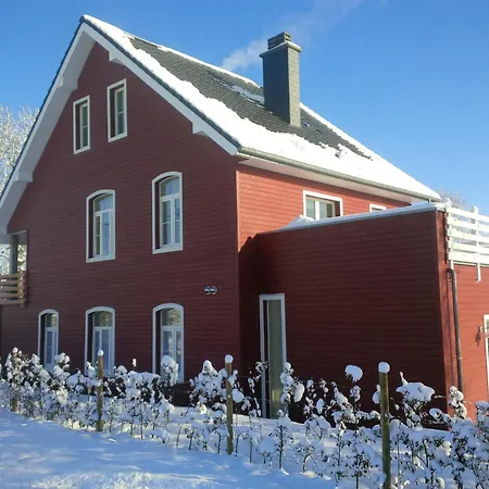 Charming Fens Family Home, Cleaning Included بيت للعطل *